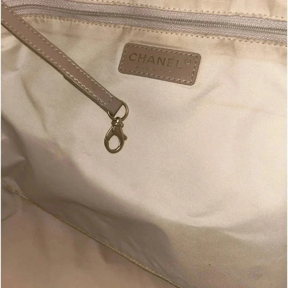 CHANEL
MEDIUM Travel Ligne Tote - Picture 15 of 16